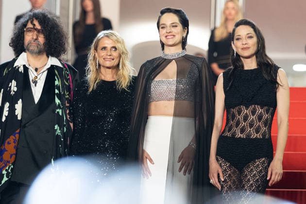 Bertrand Mandico, Isabella Ferrari, Noémie Merlant, Marion Cotillard Montée des marches du film Roma elastica lors du 79ème Festival International du Film de Cannes, le 20 mai 2026 Olivier Borde Bestimage Red carpet for Roma elastica at the 79th Cannes International Film Festival on May 20, 2026 Cannes France  Copyright: xOLIVIERxBORDEx xBESTIMAGExOLIVIERxBORDEx xBESTIMAGEx