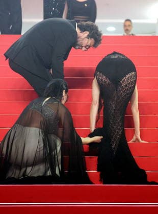 Noémie Merlant helps Marion Cotillard, with her dress, up the steps Montée des marches du film Roma elastica lors du 79ème Festival International du Film de Cannes, le 20 mai 2026 Jacovides Moreau Bestimage Red carpet for Roma elastica at the 79th Cannes International Film Festival on May 20, 2026 Cannes France  Copyright: xJACOVIDES-MOREAUx xBESTIMAGExJACOVIDES-MOREAUx xBESTIMAGEx