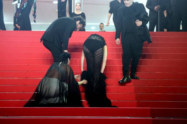 Noémie Merlant helps Marion Cotillard, with her dress, up the steps Montée des marches du film Roma elastica lors du 79ème Festival International du Film de Cannes, le 20 mai 2026 Jacovides Moreau Bestimage Red carpet for Roma elastica at the 79th Cannes International Film Festival on May 20, 2026 Cannes France  Copyright: xJACOVIDES-MOREAUx xBESTIMAGExJACOVIDES-MOREAUx xBESTIMAGEx