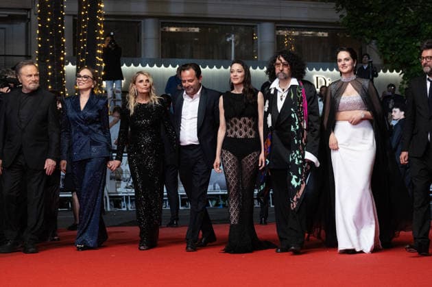 Franco Nero, Ornella Muti, Isabella Ferrari, Mathieu Verhaeghe, Marion Cotillard, Bertrand Mandico, Noémie Merlant, Thomas Verhaeghe Montée des marches du film Roma elastica lors du 79ème Festival International du Film de Cannes, le 20 mai 2026 Jacovides Moreau Bestimage Red carpet for Roma elastica at the 79th Cannes International Film Festival on May 20, 2026 Cannes France  Copyright: xJACOVIDES-MOREAUx xBESTIMAGExJACOVIDES-MOREAUx xBESTIMAGEx