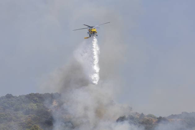 US wildfires, stormsand heatwave place millions under weather alerts CALIFORNIA, UNITED STATES - MAY 20: Ventura County helicopter drops water over the Sandy Fire in Simi Valley, California, United States, on May 20, 2026. Near Southern California, evacuation orders and warnings remained in effect on Tuesday as wildfires raged near Burro Peak and across the Simi Valley region. The Sandy Fire in Simi Valley burned across nearly 1,400 acres since it began Monday morning, with only 5% of the blaze contained as of Tuesday, fire authorities said. The fire forced on Monday more than 10,000 homes in the region to be put under evacuation orders. Firefighters are still battling to contain the wildfire. Myraneli Fabian Anadolu California United Sta  Copyright: x2026xAnadoluxMyranelixFabianx