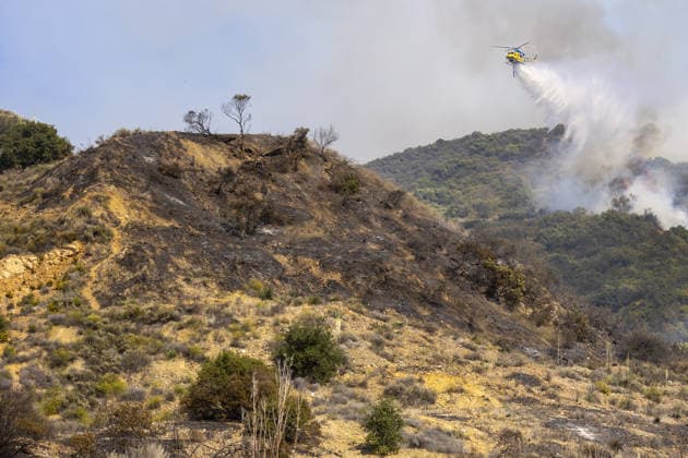 US wildfires, stormsand heatwave place millions under weather alerts CALIFORNIA, UNITED STATES - MAY 20: Ventura County helicopter drops water over the Sandy Fire in Simi Valley, California, United States, on May 20, 2026. Near Southern California, evacuation orders and warnings remained in effect on Tuesday as wildfires raged near Burro Peak and across the Simi Valley region. The Sandy Fire in Simi Valley burned across nearly 1,400 acres since it began Monday morning, with only 5% of the blaze contained as of Tuesday, fire authorities said. The fire forced on Monday more than 10,000 homes in the region to be put under evacuation orders. Firefighters are still battling to contain the wildfire. Myraneli Fabian Anadolu California United Sta  Copyright: x2026xAnadoluxMyranelixFabianx