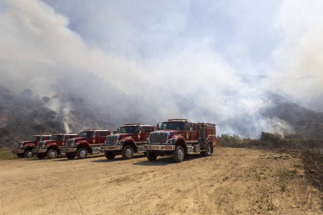 US wildfires, stormsand heatwave place millions under weather alerts CALIFORNIA, UNITED STATES - MAY 20: Fire trucks remain on standby near the Sandy Fire in Simi Valley, California, United States, on May 20, 2026. Near Southern California, evacuation orders and warnings remained in effect on Tuesday as wildfires raged near Burro Peak and across the Simi Valley region. The Sandy Fire in Simi Valley burned across nearly 1,400 acres since it began Monday morning, with only 5% of the blaze contained as of Tuesday, fire authorities said. The fire forced on Monday more than 10,000 homes in the region to be put under evacuation orders. Firefighters are still battling to contain the wildfire. Myraneli Fabian Anadolu California United States. Edi  Copyright: x2026xAnadoluxMyranelixFabianx