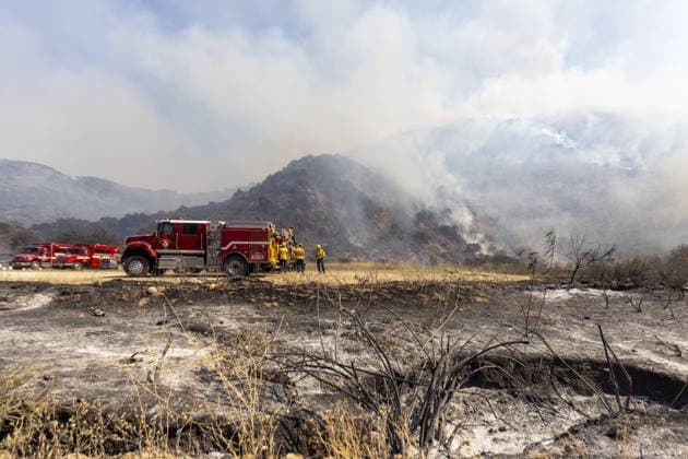 US wildfires, stormsand heatwave place millions under weather alerts CALIFORNIA, UNITED STATES - MAY 20: Firefighters remain on stand by during operations on the Sandy Fire in Simi Valley, California, United States, on May 20, 2026. Near Southern California, evacuation orders and warnings remained in effect on Tuesday as wildfires raged near Burro Peak and across the Simi Valley region. The Sandy Fire in Simi Valley burned across nearly 1,400 acres since it began Monday morning, with only 5% of the blaze contained as of Tuesday, fire authorities said. The fire forced on Monday more than 10,000 homes in the region to be put under evacuation orders. Firefighters are still battling to contain the wildfire. Myraneli Fabian Anadolu California  Copyright: x2026xAnadoluxMyranelixFabianx