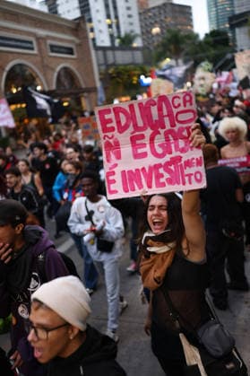 SaO PAULO, SP - 20.05.2026: MARCHA UNIFICADA DOS ESTUDANTES EM SP - Demonstration by students and teachers against the Governor of the State of Sao Paulo, Tarcisio de Freitas. They are demanding better conditions in public universities. Largo da Batata, Avenida Faria Lima, Cidade Jardim. Sao Paulo, SP x2947418x  IanxMaenfeld