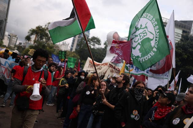 SaO PAULO, SP - 20.05.2026: MARCHA UNIFICADA DOS ESTUDANTES EM SP - Demonstration by students and teachers against the Governor of the State of Sao Paulo, Tarcisio de Freitas. They are demanding better conditions in public universities. Largo da Batata, Avenida Faria Lima, Cidade Jardim. Sao Paulo, SP x2947433x  IanxMaenfeld