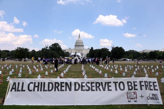 May 20, 2026, Washington, District Of Columbia, USA: An installation of 620 teddy bears and stuffed animals to represent the over 6,200 children arrested by ICE and denied a childhood since the start of the Trump Administration is seen near the US Capitol in Washington, DC, USA, on May 20, 2026. Activists attended a Vigil outside the US Capitol calling for an end to child and family detention by ICE, hosted by the Read Them Home Initiative and Free Families Coalition. Washington USA - ZUMAs337 20260520_znp_s337_006 Copyright: xGentxShkullakux