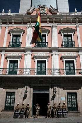 Bolivian president holds a press conference LA PAZ, BOLIVIA - MAY 20: Military police guard the entrance to the government palace in La Paz, Bolivia, on May 20, 2026. Jorge Mateo Romay Salinas Anadolu La Paz Bolivia. Editorial use only. Please get in touch for any other usage.  Copyright: x2026xAnadoluxJorgexMateoxRomayxSalinasx