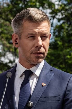 May 20, 2026, Warsaw, Poland: New Hungarian Prime Minister, Peter Magyar seen talking to the press during his meeting with the Polish Prime Minister, Donald Tusk . On the morning of Wednesday, the 20th of May, on his first foreign visit, the new Prime Minister of Hungary, Peter Magyar, meets with Polish Prime Minister Donald Tusk. The visit symbolically marks the opening of a new phase in Budapest s relations with Europe. During the meeting the Prime Ministers discuss Magyar s victory in the recent Hungarian elections, the Polish-Hungarian relationship, and the issue of Zbigniew Ziobra and Marcin Romanowski - two Polish politicians evading prosecution in Poland by hiding in Hungary. After the meeting, Peter Magyar meets with the Polish Pres - ZUMAs197 20260520_aaa_s197_259 Copyright: xNeilxMiltonx