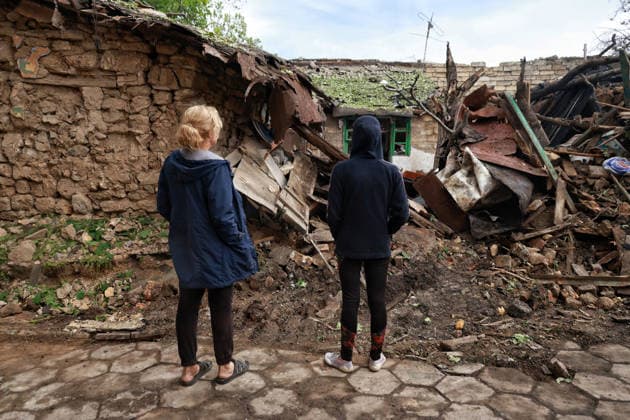 Aftermath of overnight Shahed drone attack on Odesa People inspect a private residential house destroyed as a result of a Russian drone attack in Odesa, Ukraine, on May 20, 2026. During the night of May 20, the city came under a massive attack by Russian strike drones. The attack caused destruction of residential buildings, fires at commercial facilities, and damage to critical infrastructure. One civilian was injured, Credit:Nina Liashonok Ukrinform Avalon Ukraine, Odesa  Copyright: xNinaxLiashonokx xUkrinformx xAvalonx 1102282271