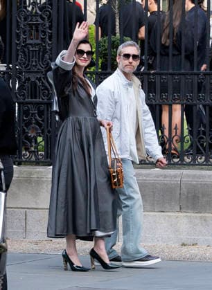 May 20, 2026, New York, Ny, United States: Anne Hathaway and Adam Shulman attend the Louis Vuitton Cruise 2027 Show. Held at The Frick Collection in New York. Zuma Press May 20, 2026. New York United States  - ZUMAp281 20260520_zea_p281_058 Copyright: xPhotoxImagexPressx