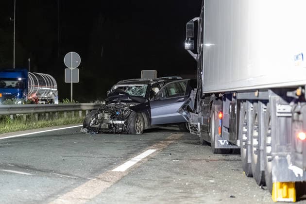 Schwerer Verkehrsunfall auf A61 bei Laudert - eine Person lebensbedrohlich verletzt Am 20.05.2026 ereignete sich gegen 23:30 Uhr auf der A61 bei Laudert ein schwerer Verkehrsunfall. Beteiligt waren zwei Lastkraftwagen, ein Transporter und ein Pkw. Fünf Personen wurden verletzt, eine davon lebensgefährlich. Die Autobahn war in Fahrtrichtung Norden vollgesperrt, der Verkehr wurde an der Anschlussstelle Laudert abgeleitet. Unfallaufnahme und Bergung der Fahrzeuge dauerten an. Laudert A 61 Rheinland-Pfalz Deutschland *** Serious traffic accident on A61 near Laudert one person with life-threatening injuries On 20 May 2026, a serious traffic accident occurred on the A61 near Laudert at around 11.30 p.m. Two trucks, a van and a car were involved
