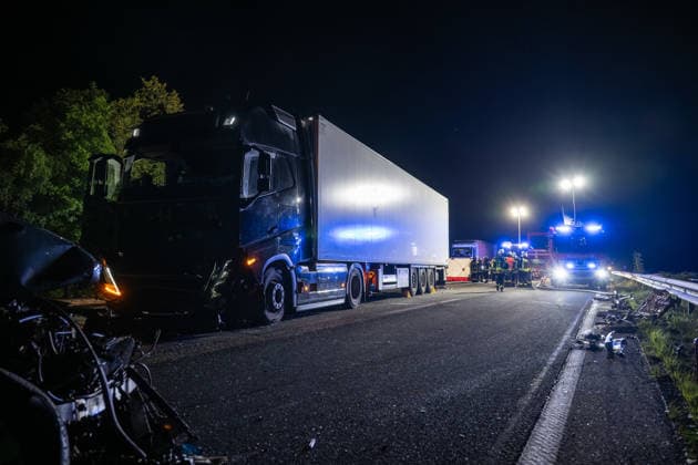 Schwerer Verkehrsunfall auf A61 bei Laudert - eine Person lebensbedrohlich verletzt Am 20.05.2026 ereignete sich gegen 23:30 Uhr auf der A61 bei Laudert ein schwerer Verkehrsunfall. Beteiligt waren zwei Lastkraftwagen, ein Transporter und ein Pkw. Fünf Personen wurden verletzt, eine davon lebensgefährlich. Die Autobahn war in Fahrtrichtung Norden vollgesperrt, der Verkehr wurde an der Anschlussstelle Laudert abgeleitet. Unfallaufnahme und Bergung der Fahrzeuge dauerten an. Laudert A 61 Rheinland-Pfalz Deutschland *** Serious traffic accident on A61 near Laudert one person with life-threatening injuries On 20 May 2026, a serious traffic accident occurred on the A61 near Laudert at around 11.30 p.m. Two trucks, a van and a car were involved