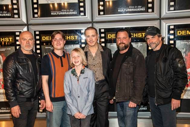 ABB JACOBS- Attilab Georg Borlan Oliver Szerkus ,Milo Eisenblaetter ,Timo Jacobs Sascha Gersak Daniel Sellier bei der Sondervorfuehrung des KIno Films Tod meiner Jugend im Kino in der Kulturbrauerei 20.05.2026 in Berlin Berlin Deutschland *** ABB JACOBS Attilab Georg Borlan Oliver Szerkus ,Milo Eisenblaetter ,Timo Jacobs Sascha Gersak Daniel Sellier at the special screening of the KIno movie Tod meiner Jugend at the Kino in der Kulturbrauerei 20 05 2026 in Berlin Berlin Germany