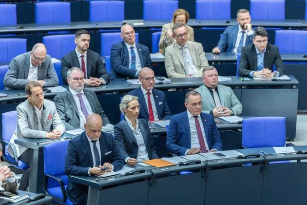 80. Sitzung des Deutschen Bundestages am 21.05.2026 im Plenarsaal des Reichstagsgebäudes in Berlin Fraktion der Alternative für Deutschland AfD Enrico Komning ( Parlamentarischer Geschäftsführer Fraktion Alternative für Deutschland AfD ), links - Alice Weidel ( Fraktionsvorsitzende Alternative für Deutschland AfD ), mitte - Tino Chrupalla ( Fraktionsvorsitzender Alternative für Deutschland AfD ), rechts *** 80 Session of the German Bundestag on 21 05 2026 in the plenary chamber of the Reichstag building in Berlin Parliamentary group of the Alternative for Germany AfD Enrico Komning Parliamentary Secretary Parliamentary group Alternative for Germany AfD , left Alice Weidel Parliamentary group leader Alternative for Germany AfD , c xJRx