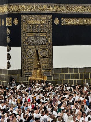 Muslim pilgrims visit the holy sites ahead of the Hajj pilgrimage in Mecca MECCA, SAUDI ARABIA - MAY 20: A view of Kiswah as Muslim pilgrims from various countries around the world who come to perform the Hajj, circumambulate the Masjid al-Haram wearing Ihram ahead of the Hajj pilgrimage in Mecca, Saudi Arabia on May 20, 2026. Ali Atmaca Anadolu Mecca Saudi Arabia. Editorial use only. Please get in touch for any other usage.  Copyright: x2026xAnadoluxAlixAtmacax