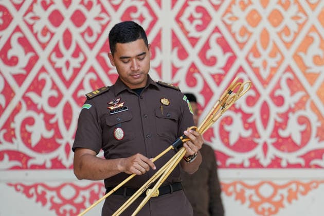 May 21, 2026, Banda Aceh, Aceh, Indonesia: Officers inspect rattan whips that will be used to execute Sharia law violators in Banda Aceh, Aceh Province, Indonesia, on Thursday. The canings were imposed after they were found guilty of violating Aceh s Sharia law. They received varying punishments, ranging from dozens to 100 lashes, depending on the severity of their violations. Banda Aceh Indonesia - ZUMAi115 20260521_zip_i115_002 Copyright: xMuhammadxIqbalx