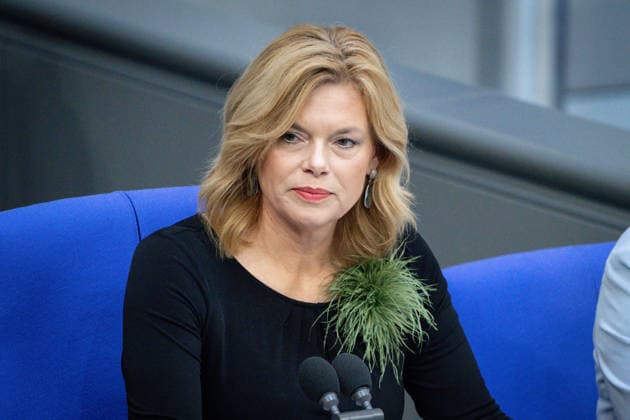 News Bilder des Tages Deutscher Bundestag, 80. Plenarsitzung Julia Kloeckner die Praesidentin des Deutschen Bundestag, Bundestagspraesidentin im Portrait mit gruener Plueschbrosche auf dem Vorsitz bei der 80. Sitzung des Deutschen Bundestag in Berlin, 21.05.2026 Berlin Berlin Deutschland *** German Bundestag, 80 plenary session Julia Kloeckner the president of the German Bundestag, Bundestag president in portrait with green plush brooch on the chair at the 80 session of the German Bundestag in Berlin, 21 05 2026 Berlin Berlin Germany