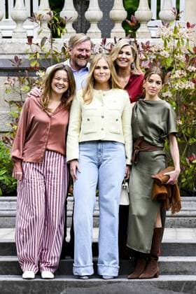 Den Haag, The Netherlands, 2026-05-21 11:44:55 THE HAGUE, 21-05-2026, Clingendael Royal House Spring Photo Session 2026 at Clingendael in The Hague PHOTO: NLBeeld Patrick van EmstIn the photo: King Willem-Alexander and Queen Maxima with their daughters Princess Amalia, Princess Ariane and Princess Alexia Credit: NL Beeld Patrick van Emst  Copyright: xx x