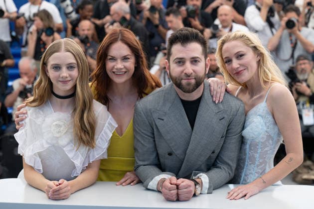 Cannes Victorian Psycho Photocall LZ Evie Templeton, Ruth Wilson, Zachary Wigon and Maika Monroe attending the photocall of Victorian Psycho during the 79th Cannes International Film Festival in Cannes, France on May 21, 2026, the film selected in the Official Competition. Photo by Laurent Zabulon ABACAPRESS.COM  Copyright: xZabulonxLaurentx