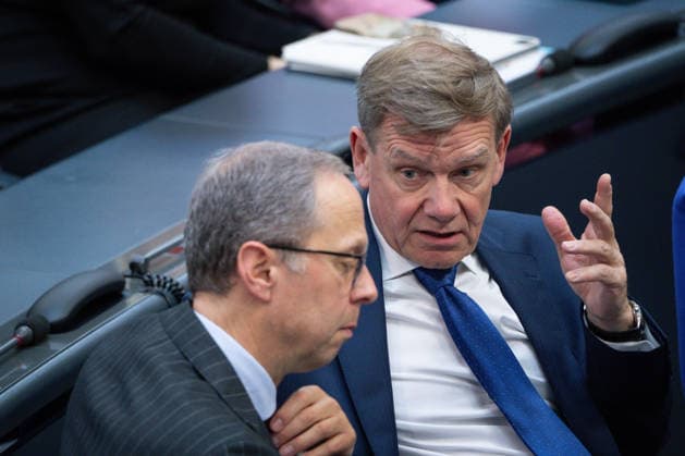 Deutscher Bundestag, 80. Plenarsitzung Dr. Johann David Wadephul, Bundesminister des Auswaertigen im Gespraech mit Hendrik Hoppenstedt (CDU) im Plenum bei der 80. Sitzung des Deutschen Bundestag in Berlin, 21.05.2026 *** German Bundestag, 80th plenary session Dr. Johann David Wadephul, Federal Minister of Foreign Affairs in conversation with Hendrik Hoppenstedt CDU in plenary at the 80th session of the German Bundestag in Berlin, 21 05 2026
