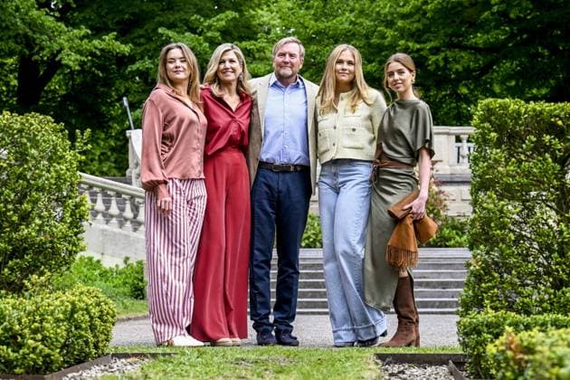 Den Haag, The Netherlands, 2026-05-21 11:52:21 THE HAGUE, 21-05-2026, Clingendael Royal House Spring Photo Session 2026 at Clingendael in The Hague PHOTO: NLBeeld Patrick van EmstIn the photo: King Willem-Alexander and Queen Maxima with their daughters Princess Amalia, Princess Ariane and Princess Alexia Credit: NL Beeld Patrick van Emst  Copyright: xx x