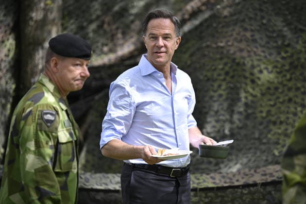 REVINGE, SVERIGE 20260521 Natos generalsekreterare Mark Rutte serveras ärtsoppa och pannkakor under lunchen vid ett besök pa Myndigheten för civilt försvar (MCF) i Revinge, där han deltog i olika övningar där militärt och civilt försvar samverkar efter bomb och missilangrepp. Besöket hos MCF var en del av NATO-mötet i Helsingborg. REVINGE SVERIGE x50090x *** REVINGE, SWEDEN 20260521 NATO Secretary General Mark Rutte is served pea soup and pancakes during lunch at a visit to the Civil Defense Agency MCF in Revinge, where he participated in various exercises where military and civil defense work together after bomb and missile attacks The visit to MCF was part of the NATO meeting in Helsingborg REVINGE SWEDEN x50090x  Copyright: xJohanxNilsson TTx NATOS UTRIKESMINISTERMÖTE REVINGE N7JYdpvafJA