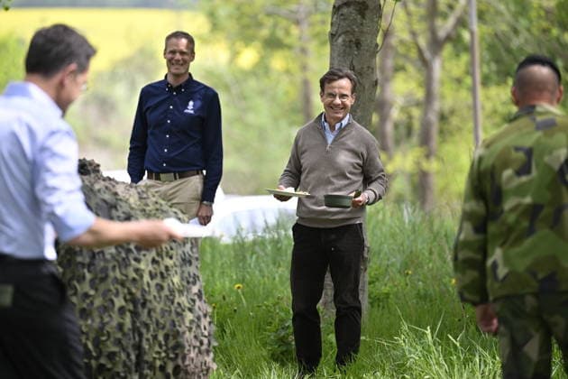 REVINGE, SVERIGE 20260521 Statsminister Ulf Kristersson (M) och Natos generalsekreterare Mark Rutte serveras ärtsoppa och pannkakor under lunchen vid ett besök pa Myndigheten för civilt försvar (MCF) i Revinge, där de deltog i olika övningar där militärt och civilt försvar samverkar efter bomb och missilangrepp. Besöket hos MCF var en del av NATO-mötet i Helsingborg. REVINGE SVERIGE x50090x *** REVINGE, SWEDEN 20260521 Prime Minister Ulf Kristersson M and NATO Secretary General Mark Rutte are served pea soup and pancakes during lunch at a visit to the Civil Defense Agency MCF in Revinge, where they participated in various exercises where military and civil defense work together after bomb and missile attacks The visit to MCF w  Copyright: xJohanxNilsson TTx NATOS UTRIKESMINISTERMÖTE REVINGE r41ukueOp5Q