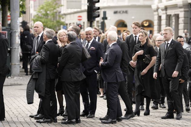 Stein Erik bisettes fra Oslo domkirke Oslo 20260521. Christian Sveeas pa vei inn i kirken. Stein Erik Hagen bisettes fra Oslo domkirke torsdag. Foto: Stian Lysberg Solum NTB Oslo Norge RFbnXc2drw4 EDITORIAL USE ONLY Ref:_POLRFbnXc2drw4.jpg *** Stein Eriks funeral from Oslo Cathedral Oslo 20260521 Christian Sveeas on his way into the church Stein Erik Hagens funeral from Oslo Cathedral on Thursday Photo Stian Lysberg Solum NTB Oslo Norway RFbnXc2drw4 EDITORIAL USE ONLY Ref POLRFbnXc2drw4 jpg  Copyright: xStianxLysbergxSolumx xNTBx