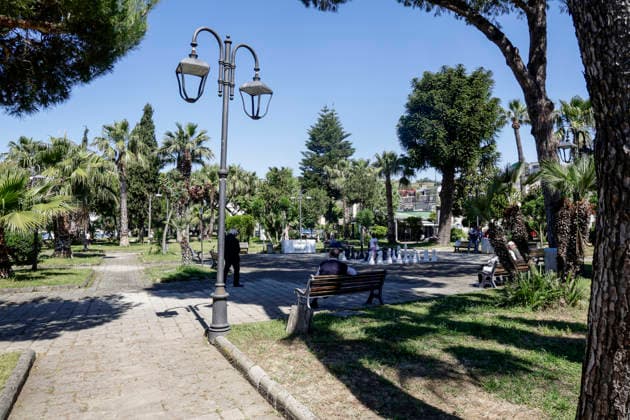 Bacoli, earthquake 4.4 Bacoli: following this morning™s earthquake at 5.50am, there are no major issues in the town; only in Via Ercole has a cornice fallen from a building. In photo the villa in Bacoli, with people relaxing _BPH6207 Copyright: xAntonioxBalascox