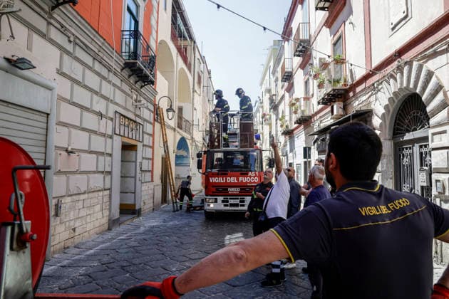 News Bilder des Tages Bacoli, earthquake 4.4 Bacoli: following this morning™s earthquake at 5.50am, there are no major issues in the town; only in Via Ercole has a cornice fallen from a building. _BPH6601 Copyright: xAntonioxBalascox