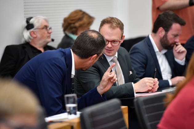 Es fand die Plenarsitzung im Saarbrücker Landtag am Mittwoch (20.05.2026) statt. Im Bild v.l.: Frank Dieter Schmitt, MdL (SPD) und Timo P. Gros, MdL (CDU). *** The plenary session took place in the Saarbrücken state parliament on Wednesday 20 05 2026 In the picture from left Frank Dieter Schmitt, MdL SPD and Timo P Gros, MdL CDU bub