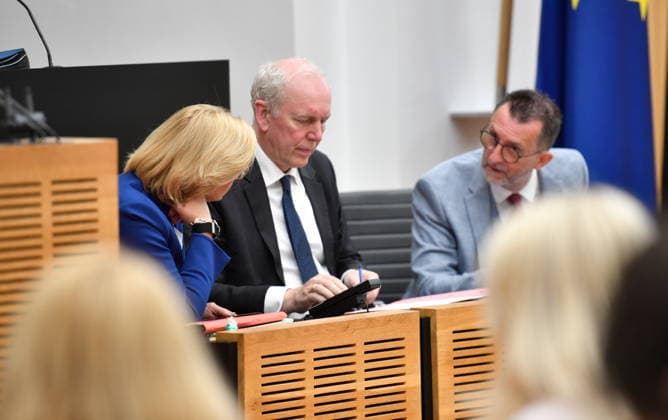 Plenarsitzung des Saarländischen Landtages am Mittwoch (20.05.2026) in Saarbrücken. Im Bild (v.l.): Ministerpräsidentin Anke Rehlinger, Jakob von Weizsäcker, Minister für Finanzen und Wissenschaft, und Reinhold Jost, Minister für Inneres, Bauen und Sport. *** Plenary session of the Saarland State Parliament on Wednesday 20 05 2026 in Saarbrücken Pictured from left bub