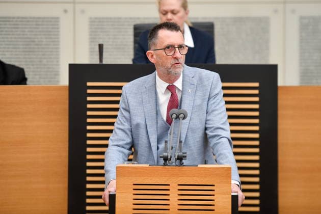 Es fand die Plenarsitzung im Saarbrücker Landtag am Mittwoch (20.05.2026) statt. Im Bild: Reinhold Jost, Minister für Inneres, Bauen und Sport. *** The plenary session took place in the Saarbrücken state parliament on Wednesday 20 05 2026 In the picture Reinhold Jost, Minister of the Interior, Building and Sport bub
