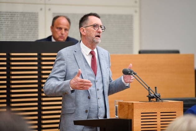 Es fand die Plenarsitzung im Saarbrücker Landtag am Mittwoch (20.05.2026) statt. Im Bild: Reinhold Jost, Minister für Inneres, Bauen und Sport. *** The plenary session took place in the Saarbrücken state parliament on Wednesday 20 05 2026 In the picture Reinhold Jost, Minister of the Interior, Building and Sport bub