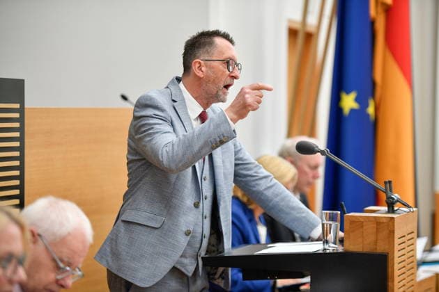 Es fand die Plenarsitzung im Saarbrücker Landtag am Mittwoch (20.05.2026) statt. Im Bild: Reinhold Jost, Minister für Inneres, Bauen und Sport. *** The plenary session took place in the Saarbrücken state parliament on Wednesday 20 05 2026 In the picture Reinhold Jost, Minister of the Interior, Building and Sport bub