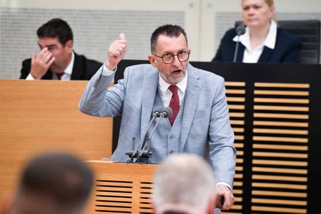Es fand die Plenarsitzung im Saarbrücker Landtag am Mittwoch (20.05.2026) statt. Im Bild: Reinhold Jost, Minister für Inneres, Bauen und Sport. *** The plenary session took place in the Saarbrücken state parliament on Wednesday 20 05 2026 In the picture Reinhold Jost, Minister of the Interior, Building and Sport bub