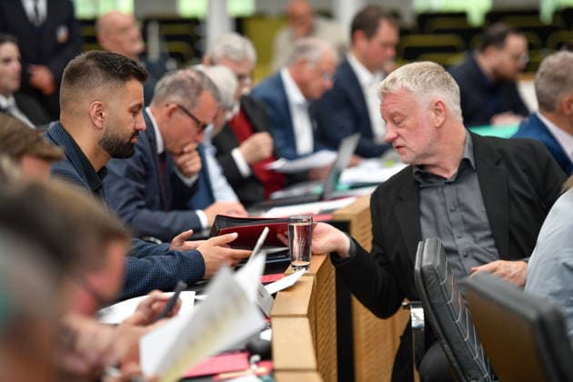 Es fand die Plenarsitzung im Saarbrücker Landtag am Mittwoch (20.05.2026) statt. Im Bild: Damhat Sisamci, MdL (SPD) und Ulrich Commercon, MdL (SPD) *** The plenary session took place in the Saarbrücken state parliament on Wednesday 20 05 2026 In the picture Damhat Sisamci, MdL SPD and Ulrich Commercon, MdL SPD bub