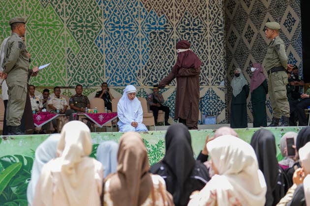 May 21, 2026, Banda Aceh, Aceh, Indonesia: A woman convicted of adultery and adultery was sentenced to 100 lashes in Banda Aceh, Aceh Province, Indonesia, on Thursday. The caning was imposed after she was found guilty of violating Aceh s Sharia law. The public caning served as a lesson and transparency in the implementation of punishment, guaranteed by the Aceh Qanun (Aceh Law), which was passed in 2014. Banda Aceh Indonesia  - ZUMAi115 20260521_zip_i115_036 Copyright: xMuhammadxIqbalx