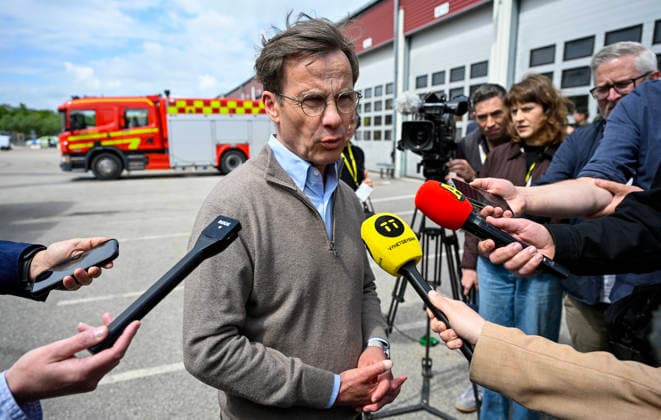 REVINGE, SVERIGE 20260521 Statsminister Ulf Kristersson (M) pratar med journalister efter torsdagens presskonferens med Natos generalsekreterare under ett besök pa Myndigheten för civilt försvar (MCF) i Revinge, som en del av NATO-mötet i Helsingborg. REVINGE SVERIGE x50090x *** REVINGE, SWEDEN 20260521 Prime Minister Ulf Kristersson M talks to journalists after Thursdays press conference with the NATO Secretary General during a visit to the Civil Defense Agency MCF in Revinge, as part of the NATO meeting in Helsingborg REVINGE SWEDEN x50090x  Copyright: xJohanxNilsson TTx NATOS UTRIKESMINISTERMÖTE REVINGE NvXYPSwQnIw