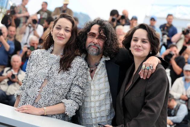 Marion Cotillard, Bertrand Mandico et Noémie Merlant au photocall du film Roma Elastica lors du 79ème Festival International du Film de Cannes, France, le 21 mai 2026 Jacovides Moreau Bestimage Roma Elastica photocall at the 79th annual Cannes Film Festival at Palais des Festivals on May 21, 2026 in Cannes, France Cannes France  Copyright: xJACOVIDES-MOREAUx xBESTIMAGExJACOVIDES-MOREAUx xBESTIMAGEx