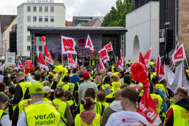 Bayernweiter ver.di-Handelsstreik startet mit Kundgebung und Demonstration, Nürnberg, 21.05.2026 Hunderte Streikende mit ver.di-Fahnen und gelben Warnwesten bei der zentralen Kundgebung vor einer Bühne. Beschäftigte aus über 130 bayerischen Betrieben im Einzel-, Versand-, Groß- und Außenhandel streikten für höhere Löhne und bessere Ausbildungsvergütungen. Nürnberg Kornmarkt Bayern Deutschland *** Bavaria-wide ver di trade strike starts with rally and demonstration, Nuremberg, 21 05 2026 Hundreds of strikers with ver di flags and yellow high-visibility vests at the central rally in front of a stage Employees from over 130 Bavarian companies in retail, shipping, wholesale and foreign trade went on strike for higher wages and better 20260521-1V9A8648-M4000