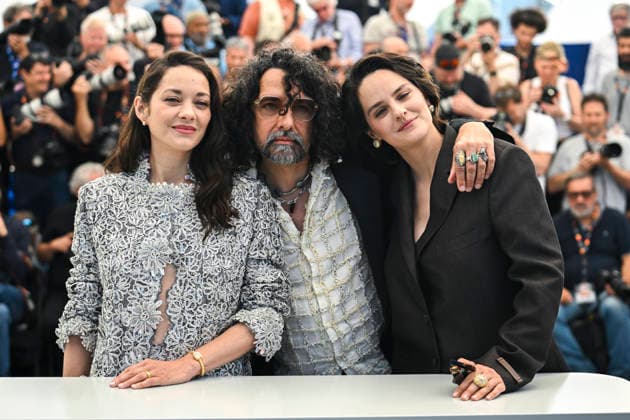 79ème Festival International du Film de Cannes Photocall of the film Roma Elastica 79th International Film Festival of Cannes Photocall of the film Roma Elastica 456582 2026 05 21 Cotillard, Marion Mandico, Bertrand Merlant, Noémie  Copyright: xSergexArnalx xStarfacex STAR_456582_006