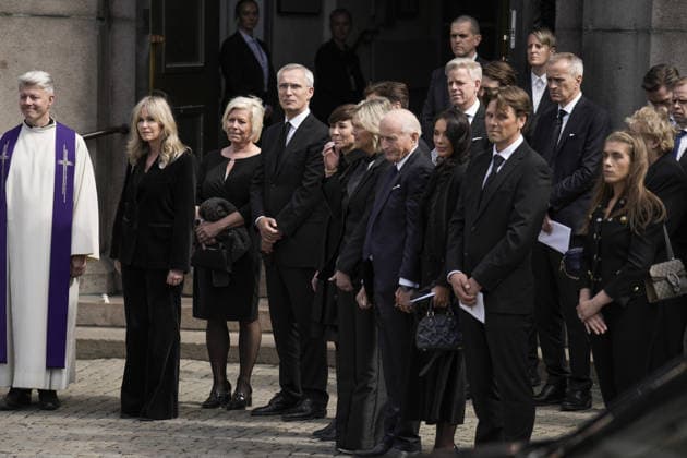 Stein Erik Hagen bisettes fra Oslo domkirke Oslo 20260521. Venner og familie samlet utenfor Oslo domkirke etter Stein Erik Hagens bisettelse torsdag. Foto: Stian Lysberg Solum NTB Oslo Norge H2uNPZot_os EDITORIAL USE ONLY Ref:_POLH2uNPZot_os.jpg *** Stein Erik Hagens funeral from Oslo Cathedral Oslo 20260521 Friends and family gathered outside Oslo Cathedral after Stein Erik Hagens funeral on Thursday Photo Stian Lysberg Solum NTB Oslo Norway H2uNPZot os EDITORIAL USE ONLY Ref POLH2uNPZot os jpg  Copyright: xStianxLysbergxSolumx xNTBx