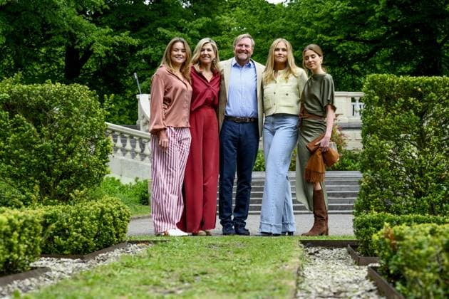 Den Haag, The Netherlands, 2026-05-21 11:52:17 THE HAGUE, 21-05-2026, Clingendael Royal House Spring Photo Session 2026 at Clingendael in The Hague PHOTO: NLBeeld Patrick van EmstIn the photo: King Willem-Alexander and Queen Maxima with their daughters Princess Amalia, Princess Ariane and Princess Alexia Credit: NL Beeld Patrick van Emst  Copyright: xx x