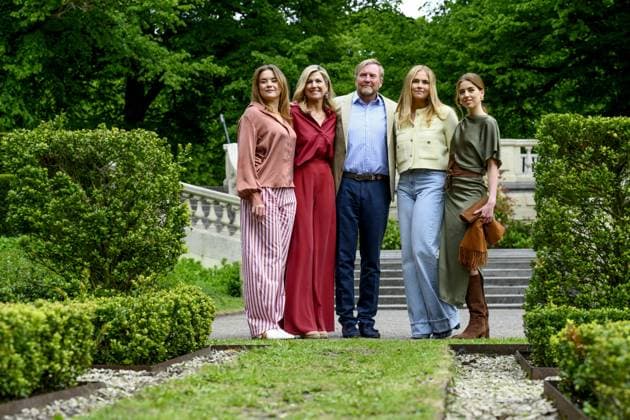 Den Haag, The Netherlands, 2026-05-21 11:52:21 THE HAGUE, 21-05-2026, Clingendael Royal House Spring Photo Session 2026 at Clingendael in The Hague PHOTO: NLBeeld Patrick van EmstIn the photo: King Willem-Alexander and Queen Maxima with their daughters Princess Amalia, Princess Ariane and Princess Alexia Credit: NL Beeld Patrick van Emst  Copyright: xx x