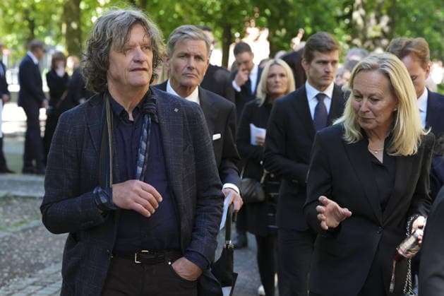 Minnestund for Stein Erik Hagen Oslo 20260521. Nicolaus Magnus Widerberg og Peter A. Ruzicka ankommer minnestunden til Stein Erik Hagen i Gamle Logen etter bisettelsen i Oslo domkirken torsdag. Foto: Ole Berg-Rusten NTB Oslo Norge mPxFsipp4h4 EDITORIAL USE ONLY Ref:_POL_BUSmPxFsipp4h4.jpg *** Memorial service for Stein Erik Hagen Oslo 20260521 Nicolaus Magnus Widerberg and Peter A Ruzicka arrive at the memorial service for Stein Erik Hagen in Gamle Logen after the funeral in Oslo Cathedral on Thursday Photo Ole Berg Rusten NTB Oslo Norway mPxFsipp4h4 EDITORIAL USE ONLY Ref POL BUSmPxFsipp4h4 jpg  Copyright: xOlexBerg-Rustenx xNTBx