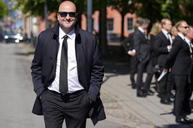 Minnestund for Stein Erik Hagen Oslo 20260521. Sigbjorn Aanes ankommer minnestunden til Stein Erik Hagen i Gamle Logen etter bisettelsen i Oslo domkirken torsdag. Foto: Heiko Junge NTB Oslo Norge L3Jzl5KfMf8 EDITORIAL USE ONLY Ref:_POL_BUSL3Jzl5KfMf8.jpg *** Memorial service for Stein Erik Hagen Oslo 20260521 Sigbjorn Aanes arrives at the memorial service for Stein Erik Hagen in Gamle Logen after the funeral in Oslo Cathedral on Thursday Photo Heiko Junge NTB Oslo Norway L3Jzl5KfMf8 EDITORIAL USE ONLY Ref POL BUSL3Jzl5KfMf8 jpg  Copyright: xHeikoxJungex xNTBx