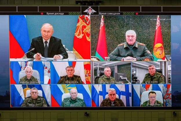 News Bilder des Tages RUSSIA, MOSCOW - MAY 21, 2026: Russia s President Vladimir Putin and Belarus President Alexander Lukashenko (L-R top on screen) take part in a nuclear exercise held by the Russian and Belarusian Armed Forces, via a video link. Vadim Savitsky Russian Defence Ministry Press Office TASS  92832690