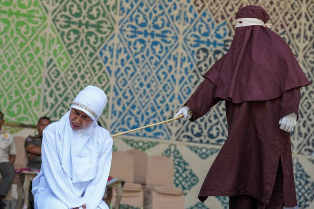 May 21, 2026, Banda Aceh, Aceh, Indonesia: A Sharia violator for adultery grimaced in pain as he was flogged 100 times in Banda Aceh, Aceh Province, Indonesia, on Thursday. The caning was imposed after he was found guilty of violating Aceh s Sharia law. Banda Aceh Indonesia - ZUMAi115 20260521_zip_i115_018 Copyright: xMuhammadxIqbalx